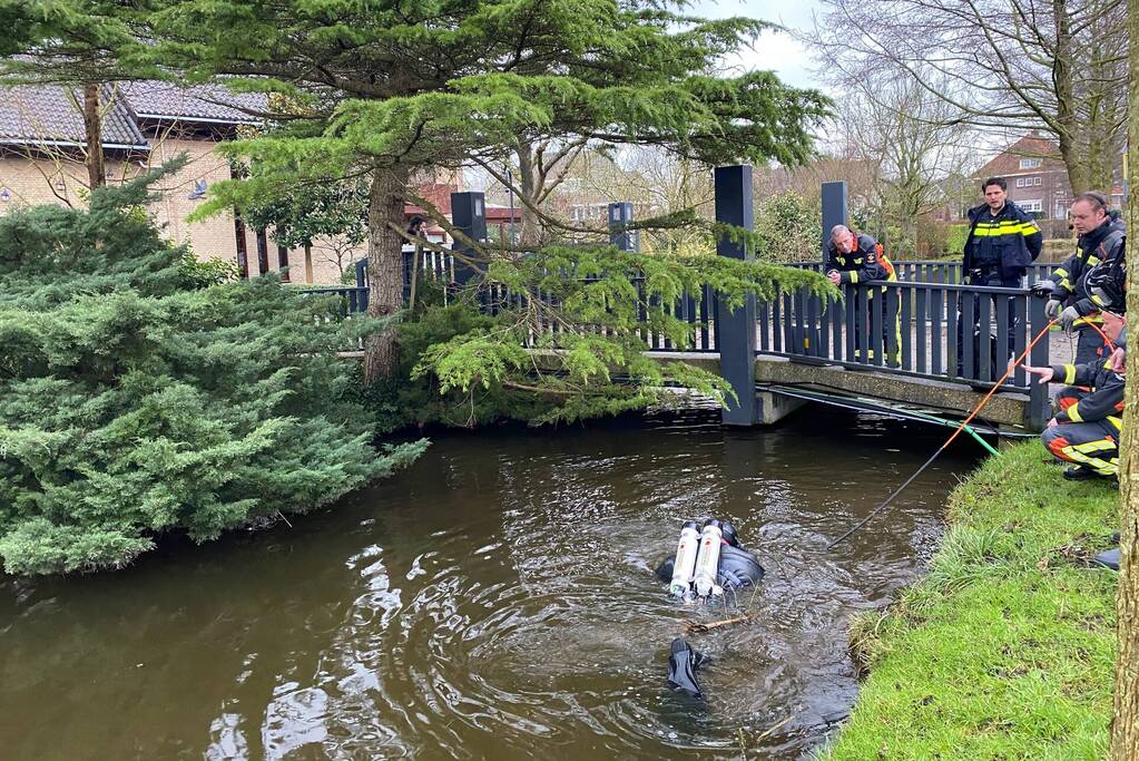 Duiker zoekt in water naar gestolen telefoon