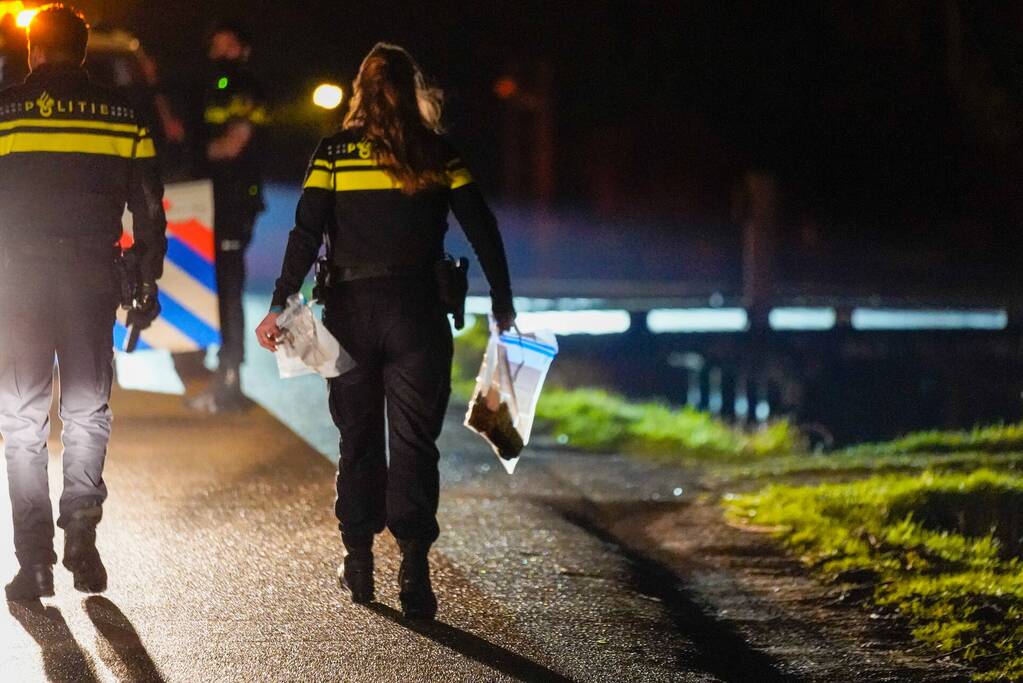 Politie rijdt auto klem en arresteert drie mannen