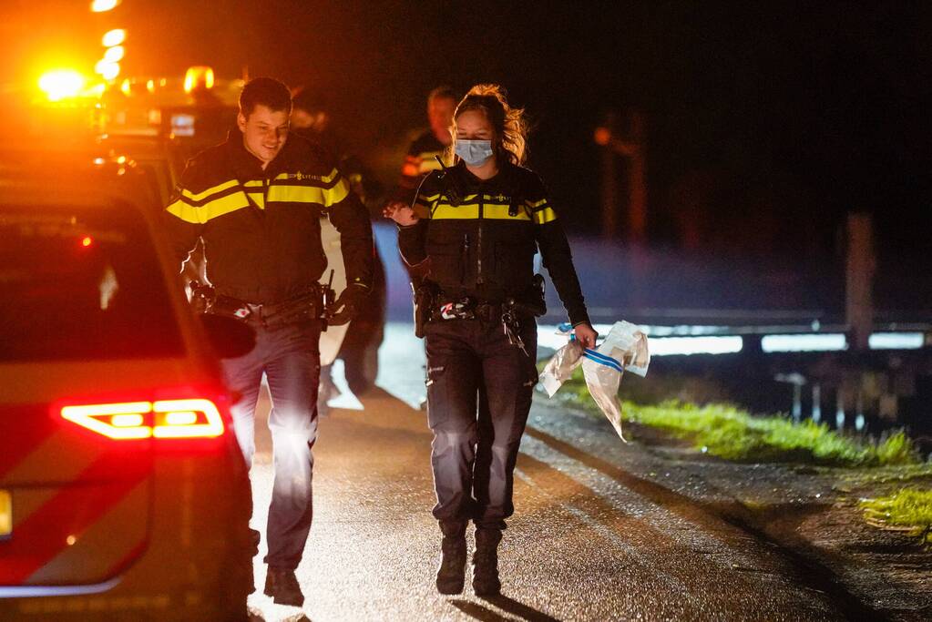 Politie rijdt auto klem en arresteert drie mannen