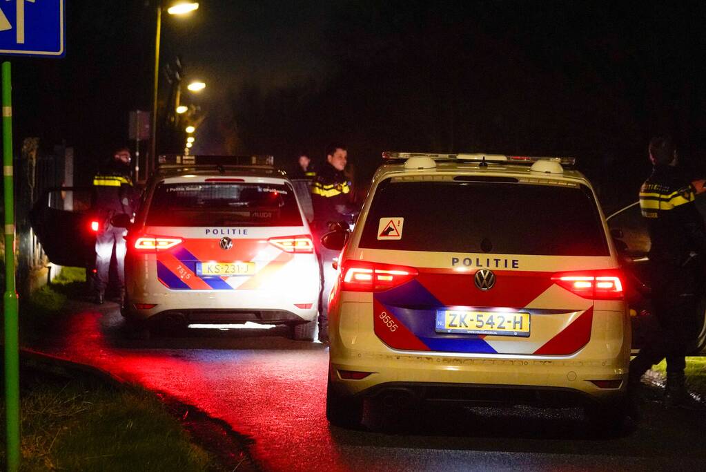 Politie rijdt auto klem en arresteert drie mannen