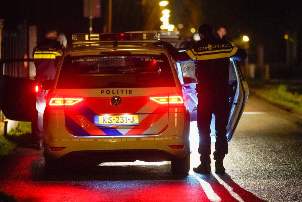 Politie rijdt auto klem en arresteert drie mannen