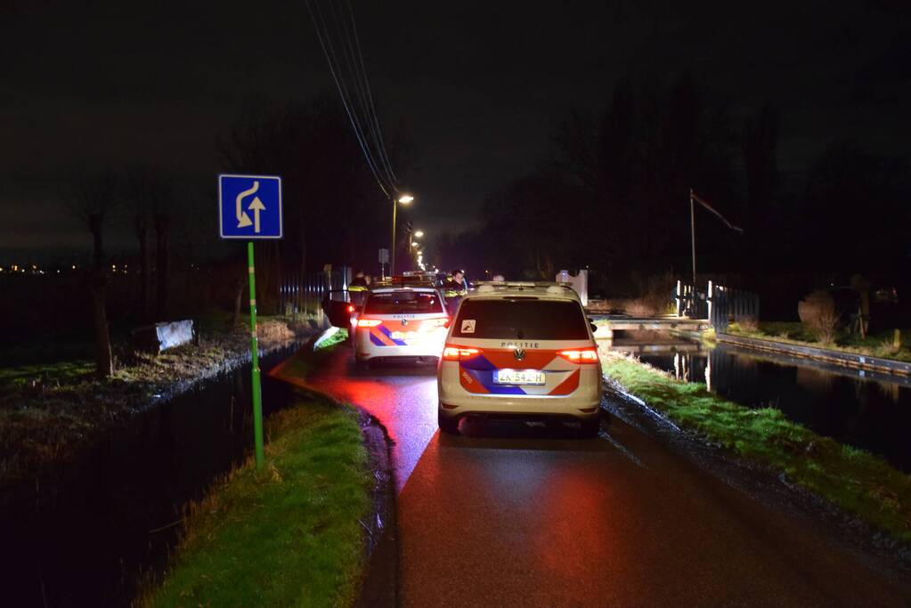 Politie rijdt auto klem en arresteert drie mannen