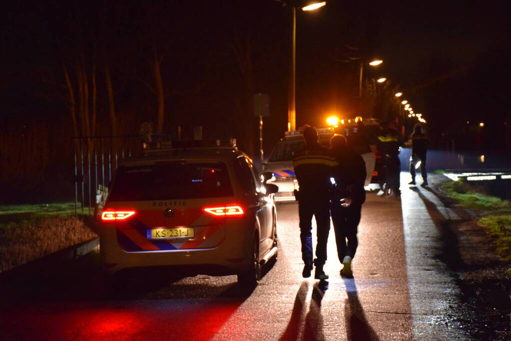 Politie rijdt auto klem en arresteert drie mannen