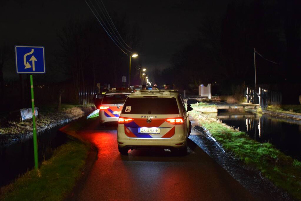 Politie rijdt auto klem en arresteert drie mannen