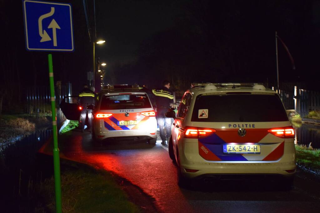 Politie rijdt auto klem en arresteert drie mannen