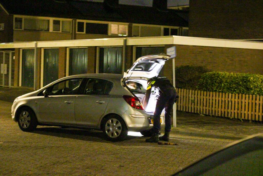 Politie doorzoekt auto na melding van vuurwapen