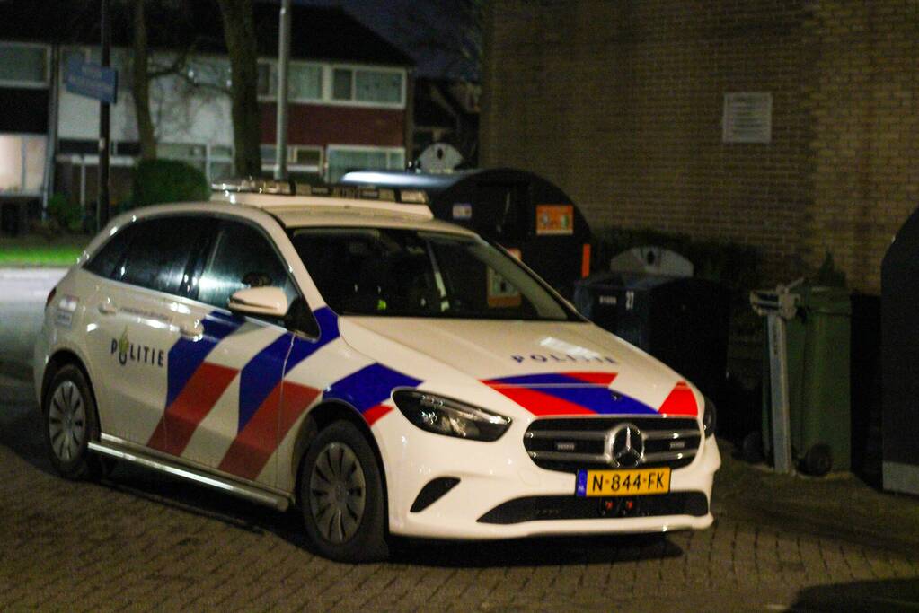 Politie doorzoekt auto na melding van vuurwapen