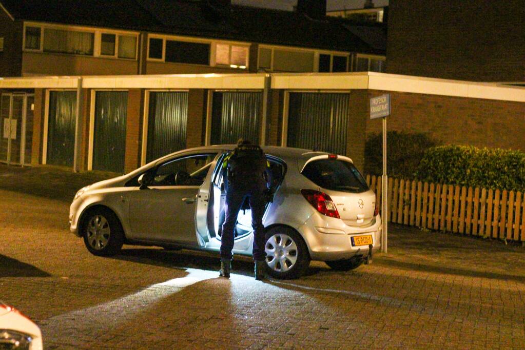 Politie doorzoekt auto na melding van vuurwapen
