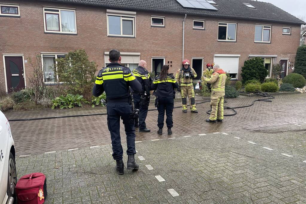 Kat uit woning gehaald na brand in keuken