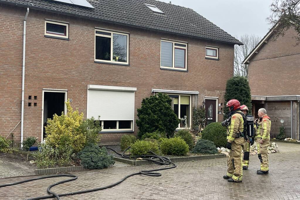 Kat uit woning gehaald na brand in keuken