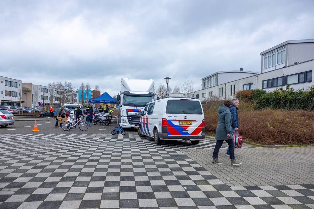 Mobiel Media Lab op parkeerterrein Winkelcentrum Emiclaer