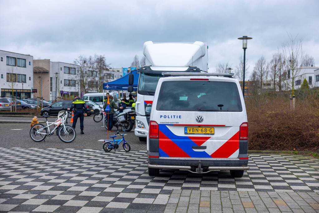 Mobiel Media Lab op parkeerterrein Winkelcentrum Emiclaer