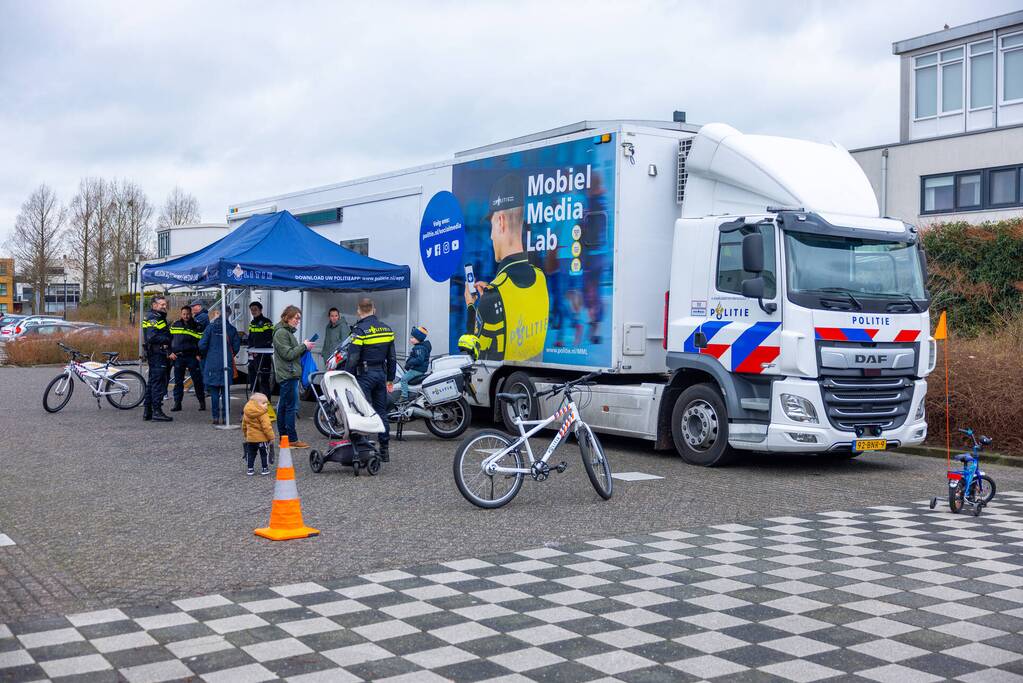 Mobiel Media Lab op parkeerterrein Winkelcentrum Emiclaer