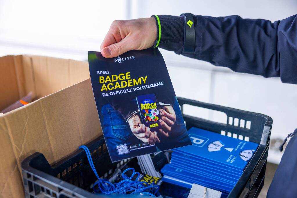 Mobiel Media Lab op parkeerterrein Winkelcentrum Emiclaer