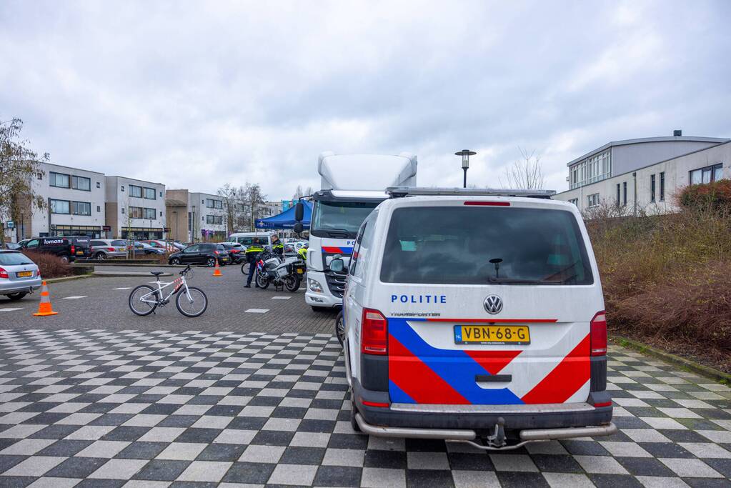 Mobiel Media Lab op parkeerterrein Winkelcentrum Emiclaer