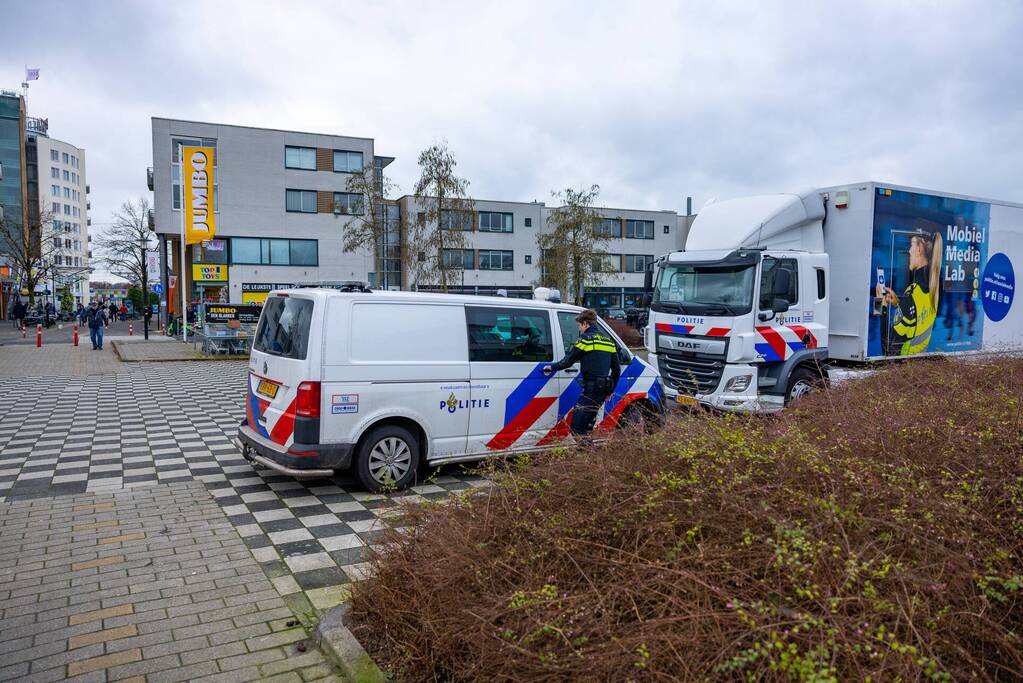 Mobiel Media Lab op parkeerterrein Winkelcentrum Emiclaer