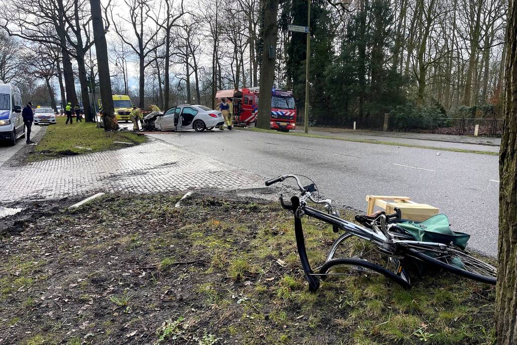 Mercedes-Benz botst op fietser en knalt op boom