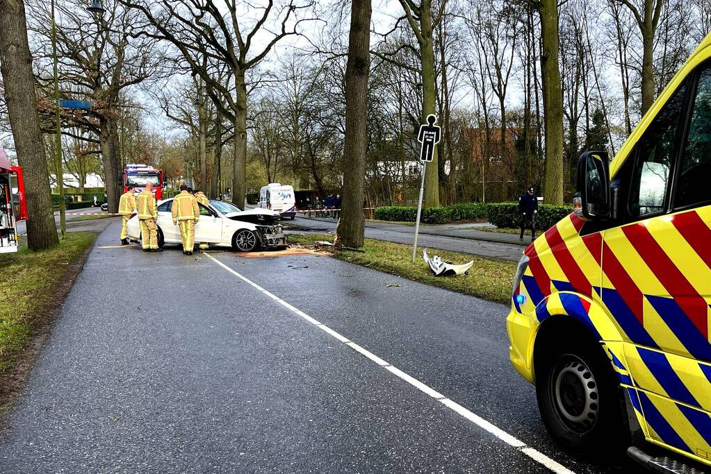 Mercedes-Benz botst op fietser en knalt op boom