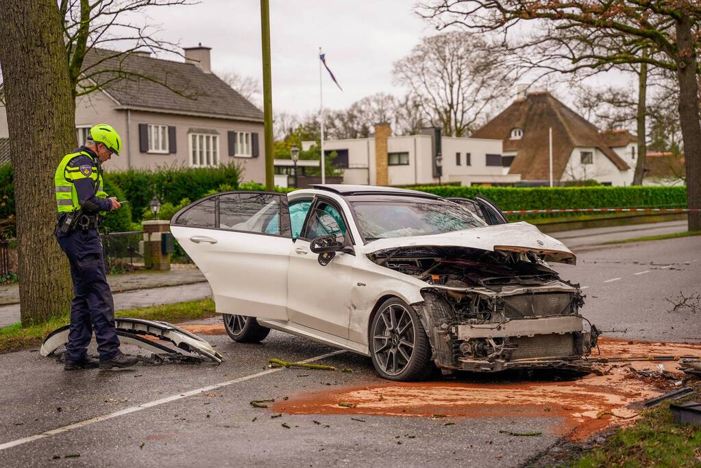 Mercedes-Benz botst op fietser en knalt op boom