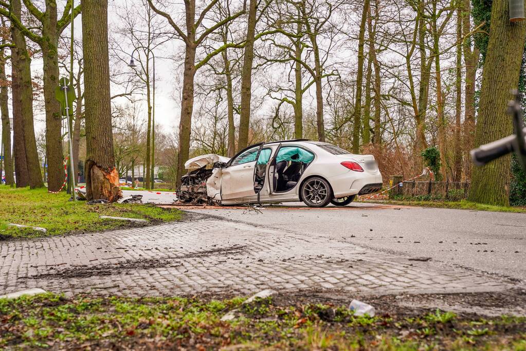 Mercedes-Benz botst op fietser en knalt op boom