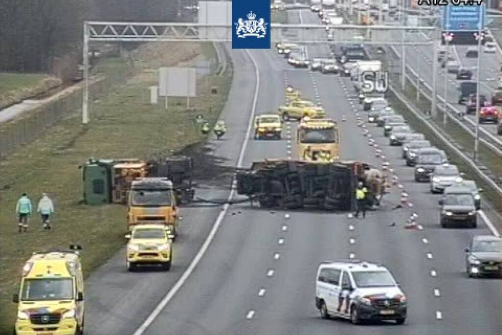 Rijstroken snelweg dicht door gekantelde vrachtwagen
