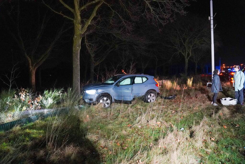Auto crasht tegen boom