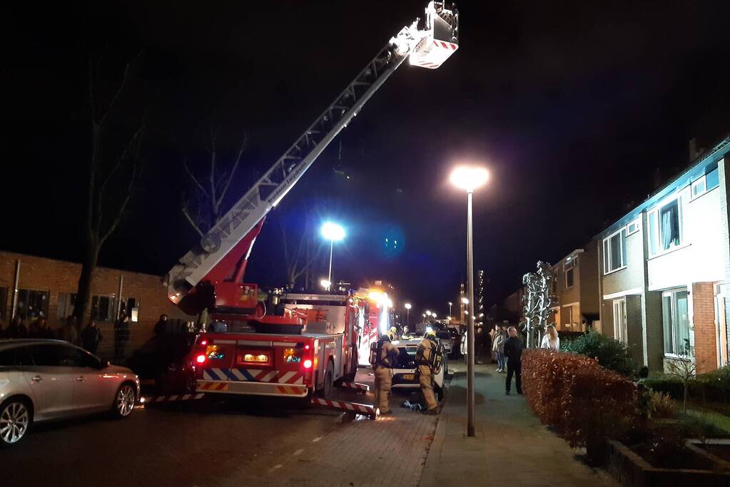Brandweer veegt schoorsteen na brandmelding