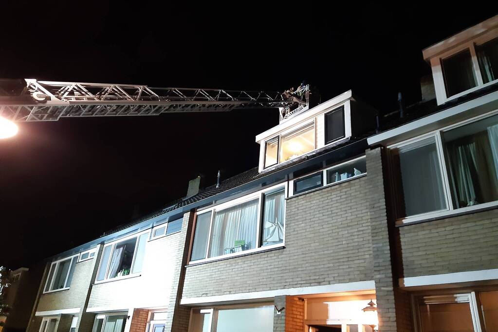 Brandweer veegt schoorsteen na brandmelding
