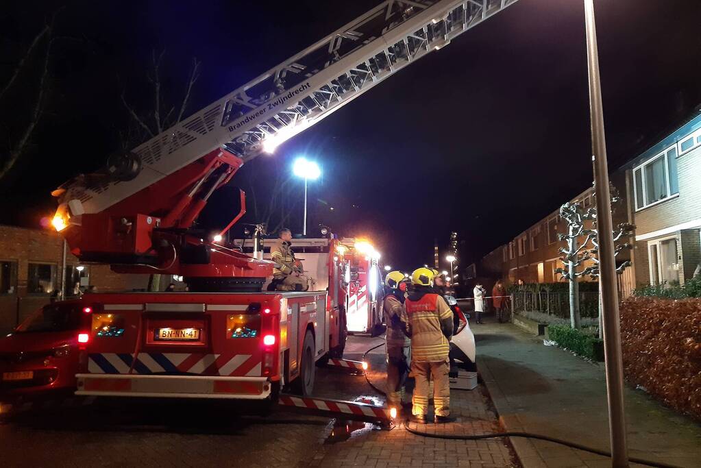 Brandweer veegt schoorsteen na brandmelding