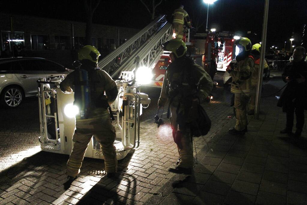 Brandweer veegt schoorsteen na brandmelding