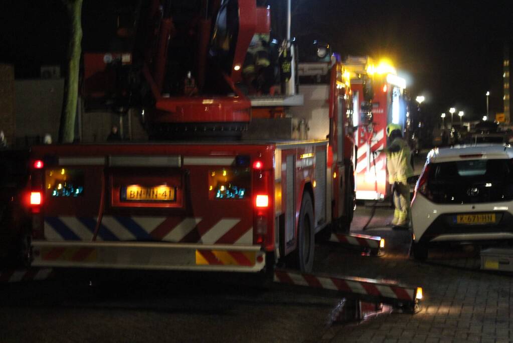 Brandweer veegt schoorsteen na brandmelding