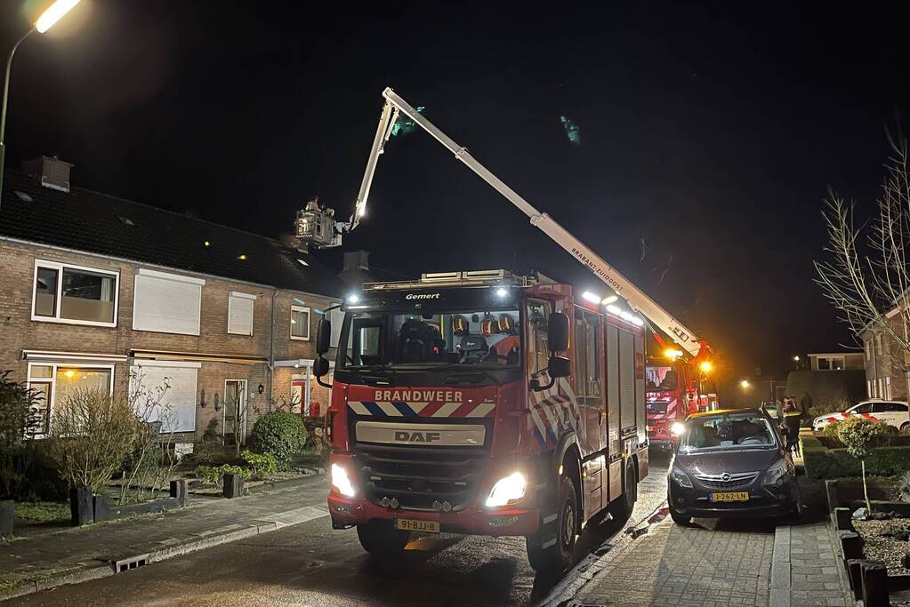 Brandweer dooft brand in schoorsteen