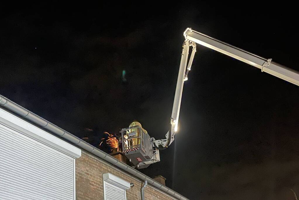 Brandweer dooft brand in schoorsteen