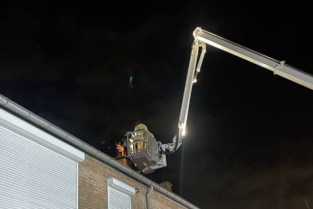 Brandweer dooft brand in schoorsteen