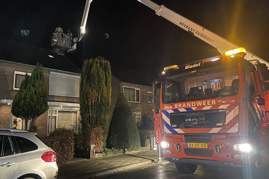 Brandweer dooft brand in schoorsteen
