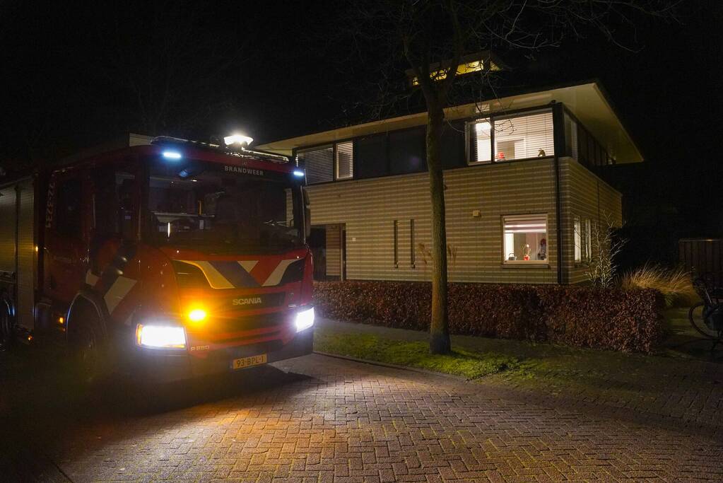 Brandweer controleert woning vanwege brand in lamp