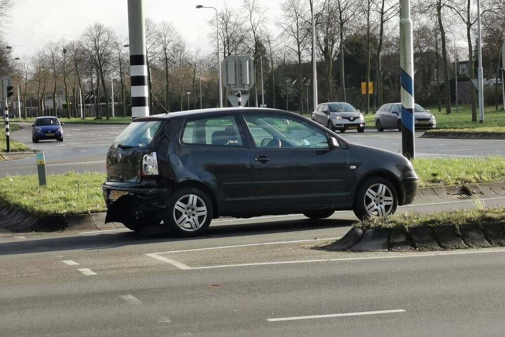 Schade na botsing tussen twee voertuigen