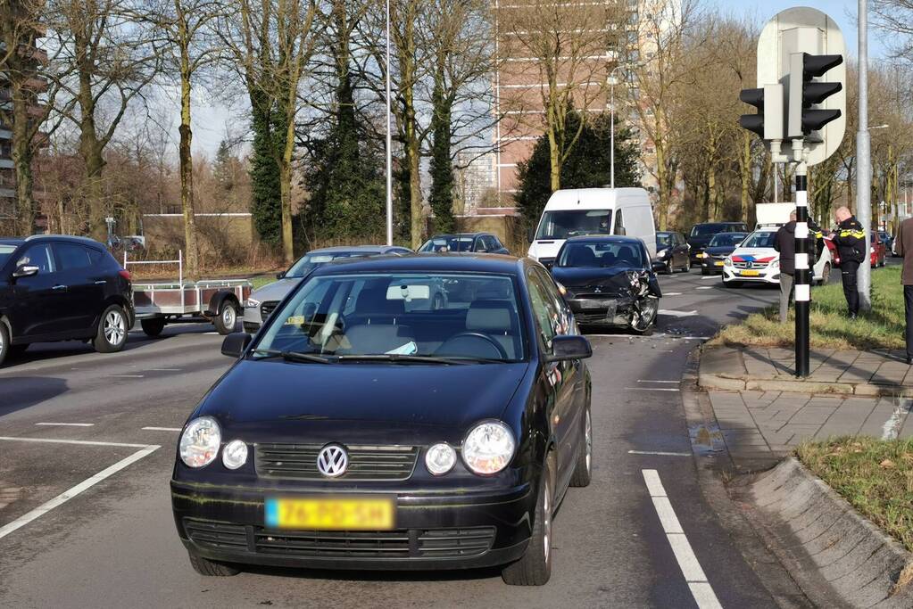 Schade na botsing tussen twee voertuigen