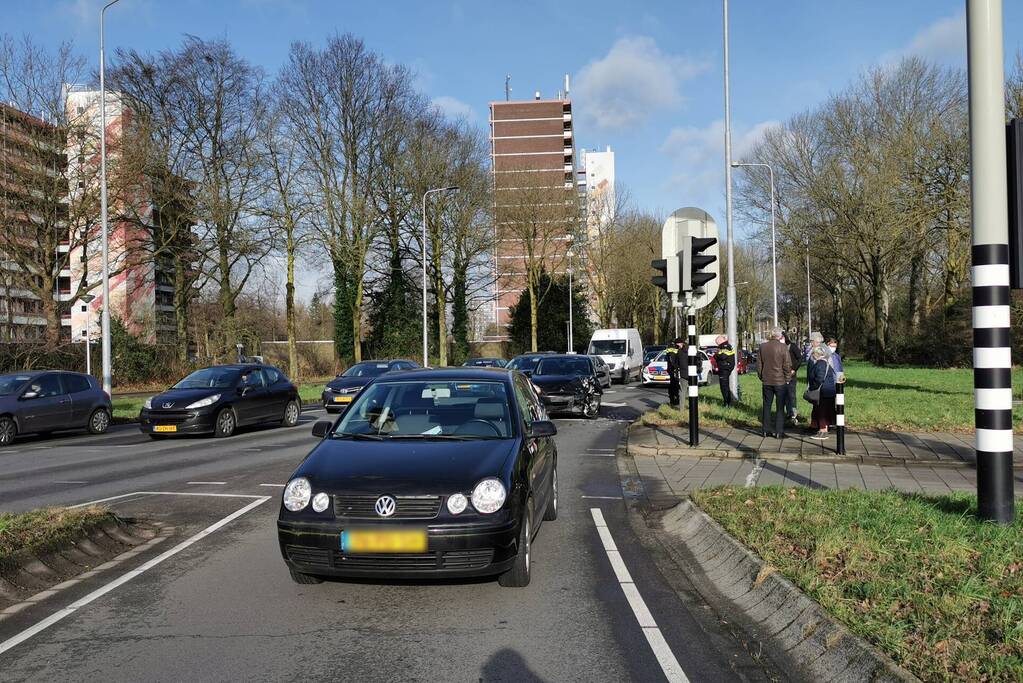 Schade na botsing tussen twee voertuigen