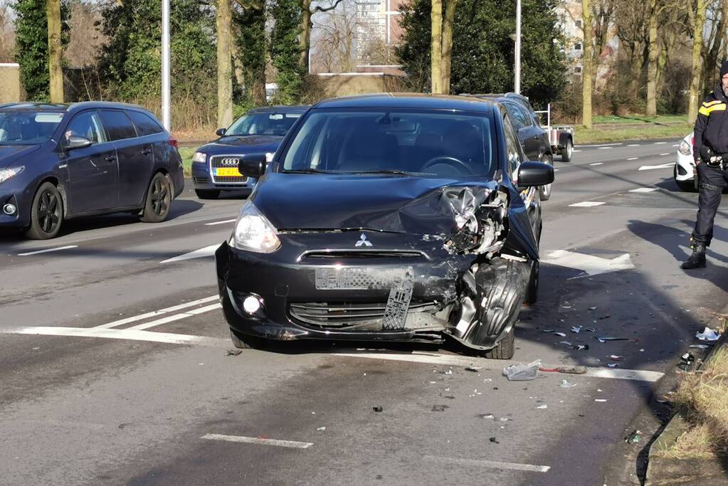 Schade na botsing tussen twee voertuigen