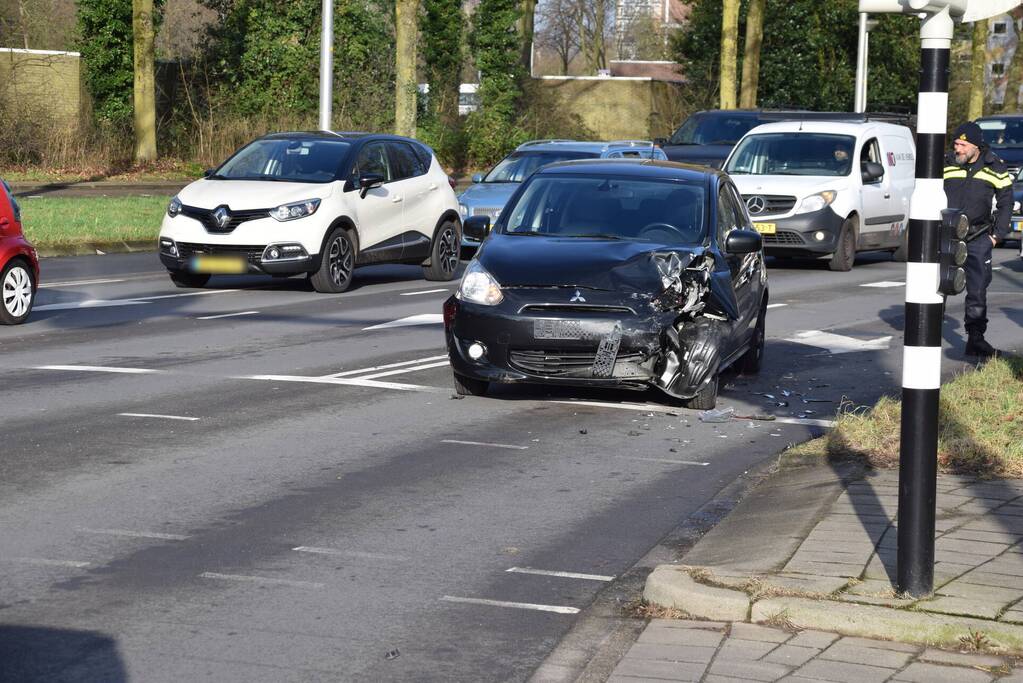 Schade na botsing tussen twee voertuigen