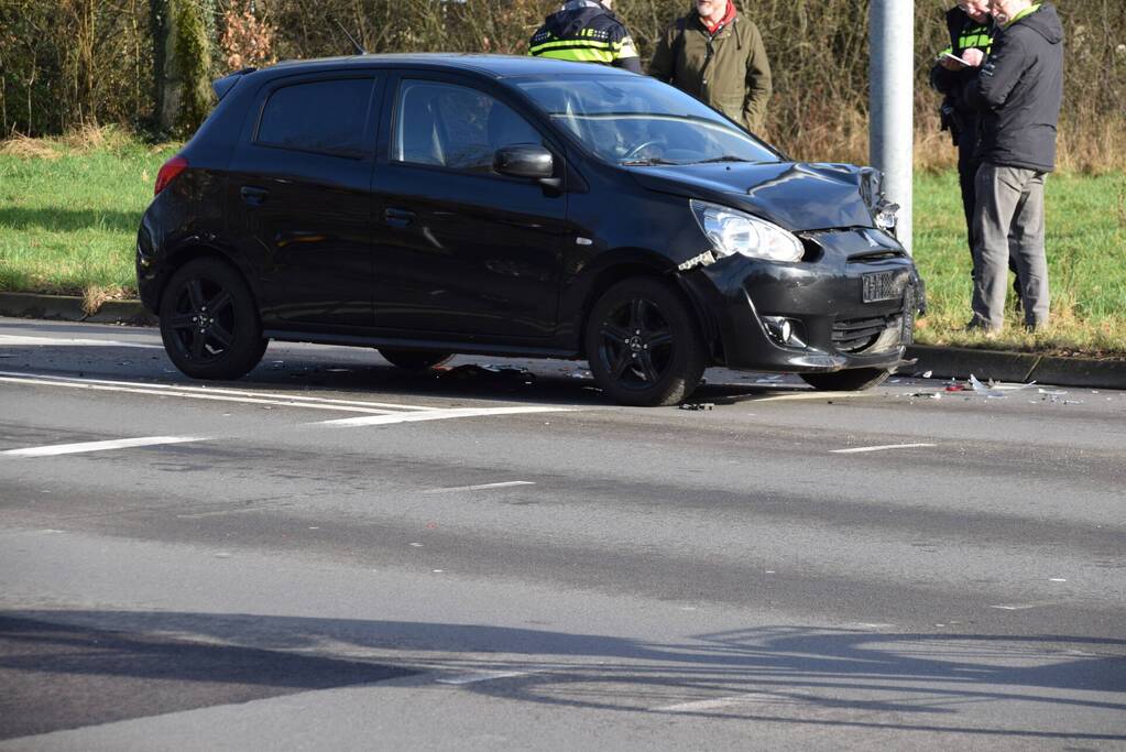 Schade na botsing tussen twee voertuigen