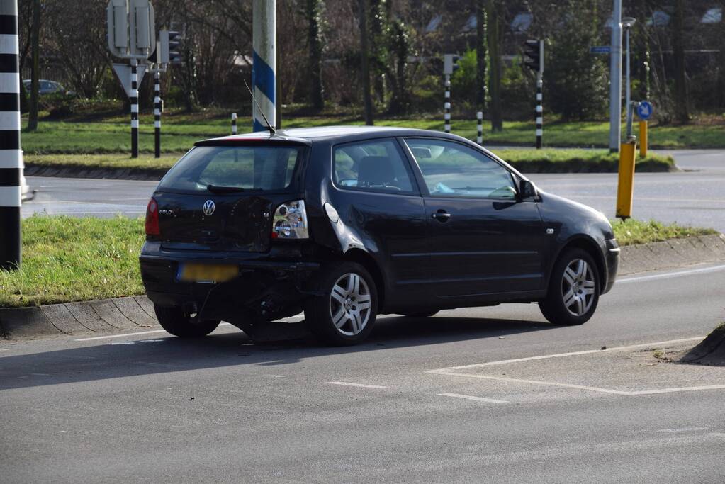 Schade na botsing tussen twee voertuigen