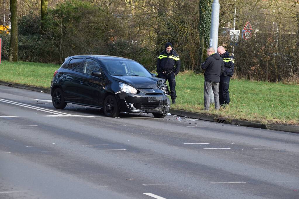 Schade na botsing tussen twee voertuigen