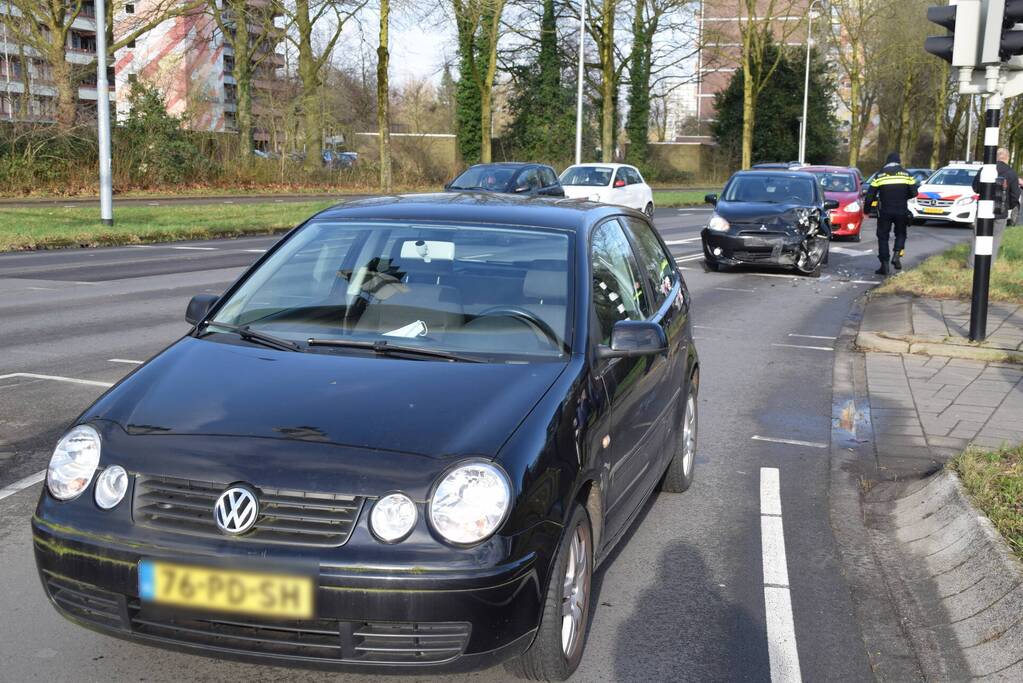 Schade na botsing tussen twee voertuigen