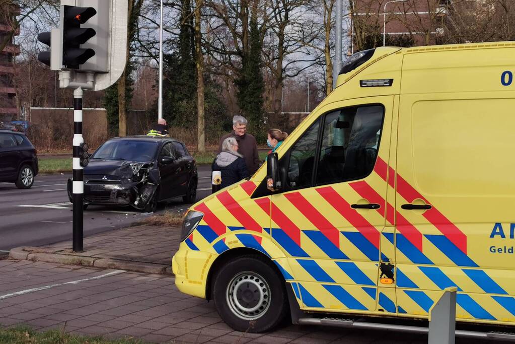 Schade na botsing tussen twee voertuigen