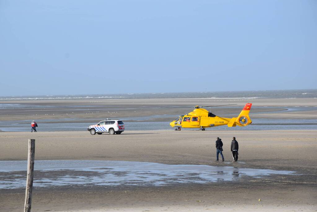 Personen ingesloten door water op zandbank