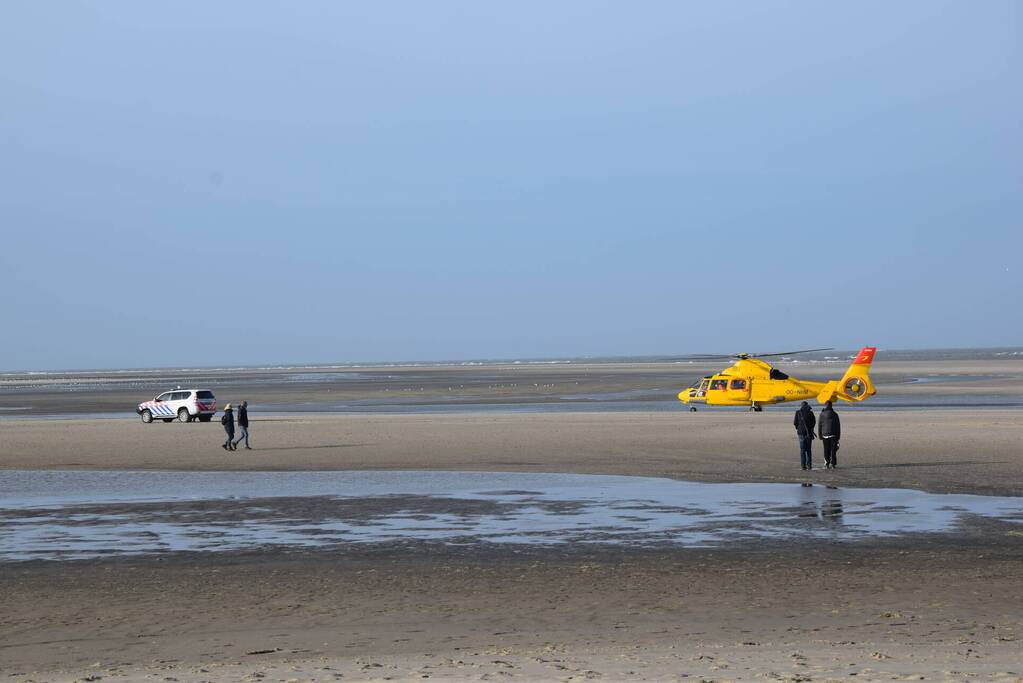 Personen ingesloten door water op zandbank