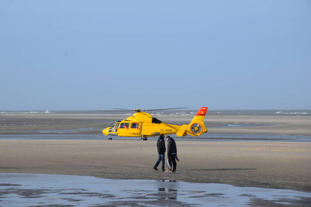 Personen ingesloten door water op zandbank