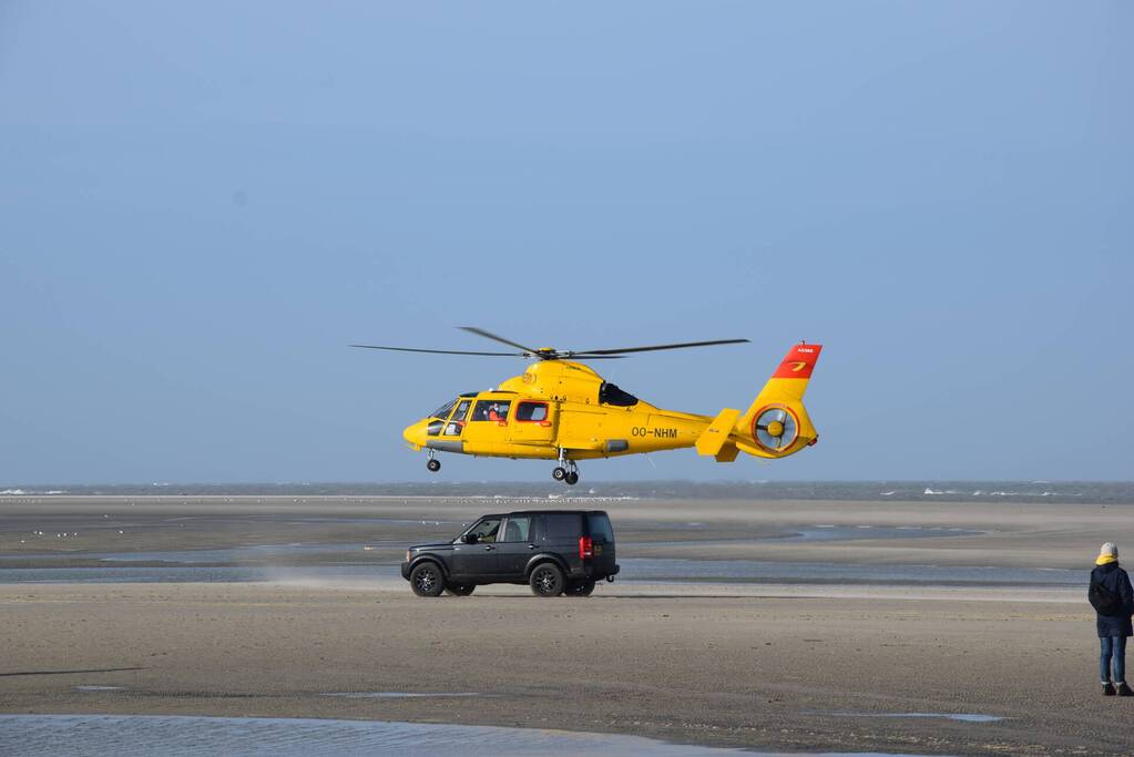 Personen ingesloten door water op zandbank